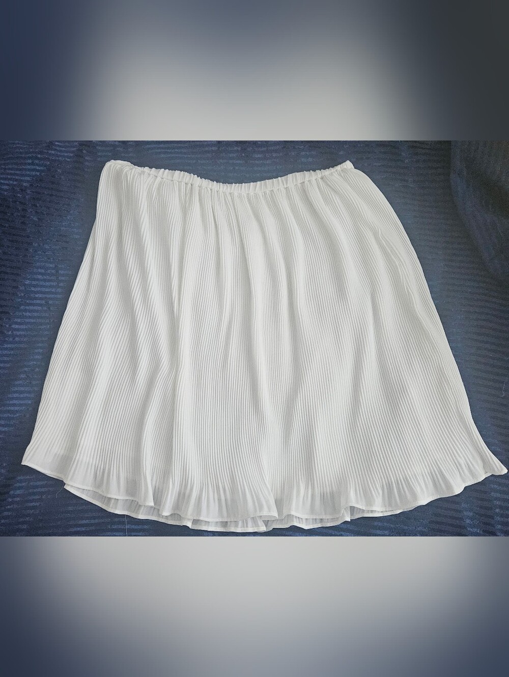 Banana Republic White Pleated Skater Skirt. Sizs M. Great Condition.